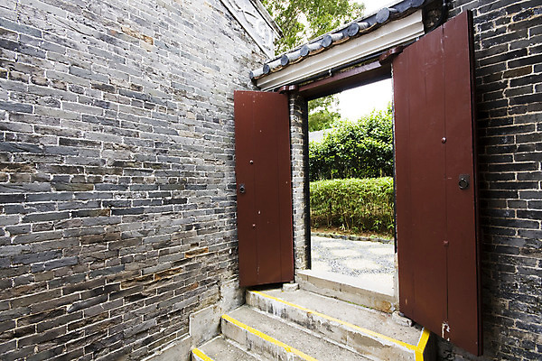 포토 JPG 해외이미지 구름 전통 아시아 문화 길 벽 여행 백그라운드 패턴 건축양식 창문 벽지 하늘 지붕 휴가 벽돌 주택 동양인 사람없음 건물 빨간색 세로 초록색 여행객 문 마을 정원 중국 회색 흐름 골동품 도시 역사 클래식 타일 잠금 법정 옛날 스타일 해외202004 해외포토 자연요소 건축물 건축 나라 컬러 컨셉 무늬 사람 인종 보안 파일형식