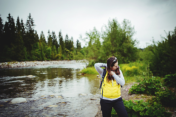 포토 JPG 해외이미지 라이프스타일 공원 여자 여행 배낭 자연 산 한명 사람 풍경 야외 초록색 물 여름 강 여행객 폭포 하이킹 바위 개울 숲 내추럴 하이커 해외202004 해외포토 자연요소 1 계절 공공시설 컬러 가방 레저 생활 돌_바위 생태계 파일형식