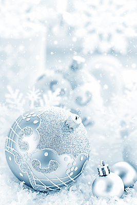 포토 JPG 해외이미지 계절 크리스마스 겨울 공 새로움 기념 매달리기 선물 사람없음 장식 빛 반짝임 축제 장식볼 흰색 눈송이 우아함 은색 12월 해외202004 해외포토 기념일 컬러 컨셉 모션 눈_날씨 날짜 파일형식