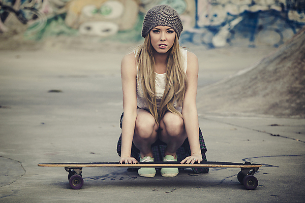 포토 JPG 해외이미지 백인 라이프스타일 여자 스포츠 거리 한명 20대 성인 야외 잡기 도시 스케이트보드 스케이터 스케이트장 캡모자 성인여자한명만 해외202004 해외포토 서양인 모자_잡화 1 스포츠시설 모션 운동선수 사람 청년 생활 보드_스포츠 여자한명만 성인여자만 파일형식