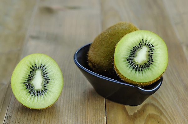 포토 JPG 해외이미지 그릇 조각 과일 키위 사람없음 담기 슬라이스 해외202004 해외포토 식기 모션 파일형식