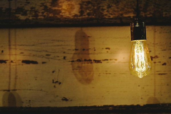 포토 JPG 해외이미지 디자인 백그라운드 크리스마스 오렌지 전구 유리 휴식 조명 주택 아이디어 따뜻함 사람없음 내부 목재 장식 빛 노란색 검은색 어둠 힘 카페 방 낭만 에너지 수확 램프 원형 분위기 야간 복고 보케 빛망울 광 스펙트럼 스타일 해외202004 해외포토 자연요소 도형 나무 기념일 컬러 컨셉 농업 과일 재료 재질 건물 상점 파일형식