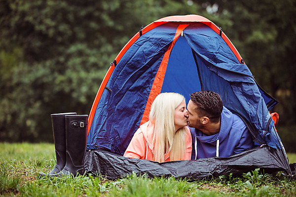 포토 JPG 해외이미지 백인 라이프스타일 커플 남자 행복 자연 키스 함께함 텐트 사랑 미소 풍경 20대 성인 야외 두명 초록색 캠핑 장비 시골 캠핑장 성인만 해외202004 해외포토 서양인 감정 컬러 컨셉 관계 레저 표정 캠핑도구 사람 청년 생활 애정표현 생태계 파일형식