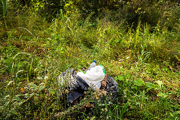 포토 JPG 해외이미지 산업 백그라운드 컨셉 가방 자연 사람없음 야외 쌓기 환경 검은색 손상 오염 균열 보호 쓰레기 폐기물 숲 플라스틱 땅 천 버리기 먼지 자루 한조각 낭비 나쁜 생태학 처리 해외202004 채우기 해외포토 1 잡화 교육 컬러 모션 재질 직물 생태계 파일형식