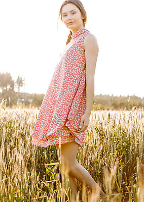 포토 JPG 해외이미지 백인 모델 라이프스타일 드레스 계절 공원 여자 행복 분홍색 포즈 밭 자연 휴가 갈색머리 한명 사람 20대 성인 야외 초록색 햇빛 유행 정원 맑음 봄 기쁨 수확 시골 춤 신선 내추럴 해외202004 우호적 해외포토 서양인 1 헤어스타일 옷 공공시설 감정 컬러 컨셉 농업 날씨 문화예술 청년 생활 태양 생태계 파일형식