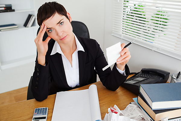 포토 JPG 해외이미지 백인 손 응시 여자 종이 컨셉 돈 비즈니스 탁자 갈색머리 한명 사람 앉기 성인 금융 사무실 펜 계산기 흰색 기록 업무 비즈니스우먼 계산 책상 회계 계산서 경영 계좌 세금 심각 해외202004 해외포토 서양인 1 헤어스타일 시선 컬러 가구 모션 문구용품 신체부위 경제 필기구 장비 작업 직장인 재산 파일형식