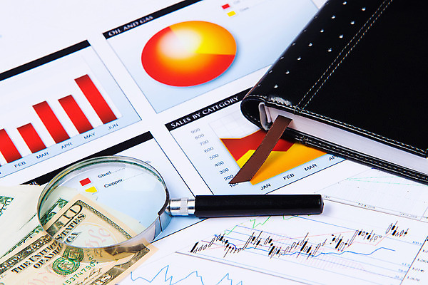 포토 JPG 해외이미지 종이 커피 돈 비즈니스 통계 탁자 돋보기 그래프 직장 사람없음 컵 사무실 펜 달러 다이어리 자료 계산기 지갑 책상 분석 문서 해외202004 해외포토 식기 음료 가구 컨셉 회사 문구용품 필기구 사무용품 장비 재산 파일형식