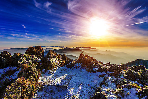 포토 JPG 해외이미지 나무 구름 계절 아시아 백그라운드 겨울 자연 하늘 아침 휴가 산 한국 풍경 사람없음 야외 목재 빛 햇빛 태양 일출 환경 일몰 새벽 추위 흰색 저녁 서리 뿌연 웅장함 눈내림 해외202004 해외포토 주간 자연요소 식물 나라 컬러 재료 눈_날씨 노을 야간 생태계 파일형식