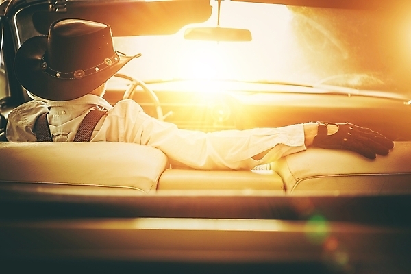 포토 JPG 해외이미지 백인 남자 여유 교통시설 자동차 휴식 한명 가로 빛 햇빛 미국 일몰 운전 수확 시골 운전사 역사 카우보이 오픈카 복고 카우보이모자 클래식카 해외202004 해외포토 서양인 직업 모자_잡화 1 감정 육상교통 교통 컨셉 북아메리카 농업 모션 승용차 사람 태양 노을 시설 파일형식