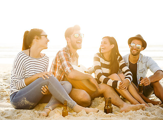 포토 JPG 해외이미지 백인 커플 여자 남자 행복 음료 음악 노래 휴가 휴식 기념 맥주 함께함 사람 여러명 친구 파티 일몰 우정 기쁨 마시기 기타 축하 알코올 그룹 히스패닉 다민족 단절 섞기 해외202004 해외포토 서양인 감정 다수 컨셉 관계 모션 현악기 문화예술 주류 이벤트 노을 파일형식