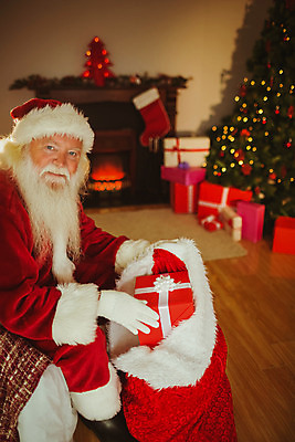 포토 JPG 해외이미지 백인 라이프스타일 노년 남자 크리스마스장식 크리스마스 거실 가정 불 양말 아파트 주택 따뜻함 선물 한명 장식 크리스마스트리 산타클로스 평화 축제 장식볼 축하 주기 벽난로 안락의자 전나무 스터핑 노인남자한명만 해외202004 해외포토 자연요소 서양인 나무 1 기념일 컨셉 의자 모션 사람 성인 건물 생활 남자한명만 노인남자만 파일형식