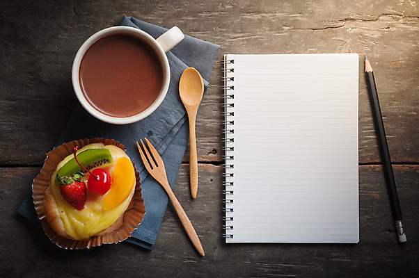 포토 JPG 해외이미지 음료 음식 빵 백그라운드 과일 탁자 디저트 사람없음 컵 초콜릿 뜨거움 코코아 페스츄리 맛있는 해외202004 해외포토 식기 가구 파일형식