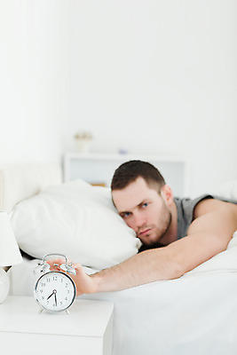 포토 JPG 해외이미지 얼굴 시계 컨셉 비즈니스 아침 휴식 주택 실내 피곤 한명 눕기 소리 침실 흰색 침대 시간 잠 만들기 불만 해외202004 해외포토 주간 1 감정 컬러 가구 모션 사람 내부 건물 신체부위 파일형식