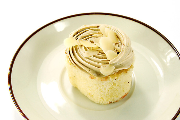 포토 JPG 해외이미지 접시 음식 조각 포크 부분 디저트 기념 요리 사람없음 장식 컬러풀 갈색 파티 케이크 식당 초콜릿 검은색 어둠 고명 달콤 설탕 굽기 먹기 크림 블루베리 충동구매 고립 반투명 브라우니 맛있는 해외202004 해외포토 식기 컬러 과일 모션 이벤트 쇼핑 상점 맛 구이 과소비 파일형식