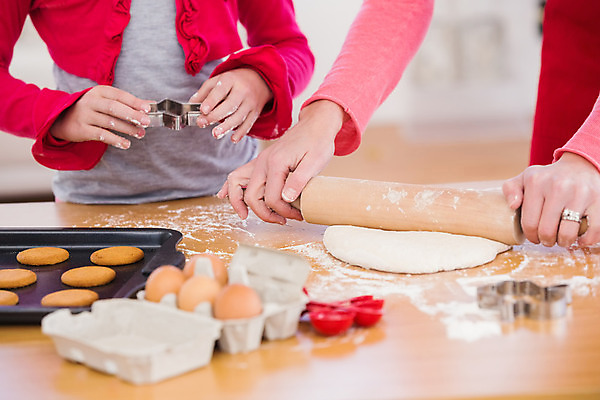 포토 JPG 해외이미지 백인 라이프스타일 여자 딸 크리스마스 가정 가족 엄마 함께함 실내 사랑 성인 두명 30대 쿠키 축제 앞치마 축하 아기 굽기 반죽 만들기 밀가루 밀대 해외202004 해외포토 서양인 기념일 감정 컨셉 관계 모션 주방용품 디저트 사람 내부 생활 장년 가루 구이 파일형식
