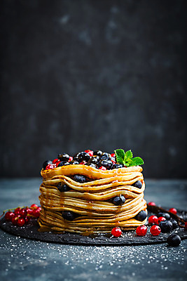 포토 JPG 해외이미지 접시 열매 음식 백그라운드 단풍 과일 탁자 디저트 요리 사람없음 빨간색 쌓기 식당 검은색 식사 튀김 신선 황금 달콤 맛 아침식사 잼 설탕 굽기 메뉴 블루베리 시럽 꿀 팬케이크 프랑스어 점심식사 페스츄리 핸드메이드 크레이프 맛있는 해외202004 해외포토 식물 문자 식기 빵 컬러 가구 컨셉 잎 모션 케이크 상점 소스_음식 구이 파일형식