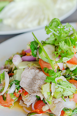 포토 JPG 해외이미지 접시 음식 조각 토마토 채소 태국 고추 양파 육류 요리 동양인 사람없음 빨간색 초록색 샐러드 소고기 그릴 혼합 굽기 향신료 매움 양배추 해외202004 해외포토 식기 아시아 컬러 식재료 주방용품 인종 맛 구이 향미료 파일형식