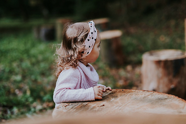 포토 JPG 해외이미지 백인 공원 행복 어린이 잎 자연 건강 한명 사람 야외 빨간색 노란색 유행 기쁨 흰색 아기 숲 작음 긍정 해외202004 해외포토 서양인 식물 1 공공시설 감정 컬러 컨셉 크기 생태계 파일형식