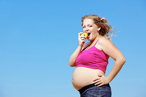 포토 JPG 해외이미지 라이프스타일 웰빙 여자 바다 분홍색 포즈 다이어트 과일 자연 하늘 엄마 건강 한명 사람 성인 야외 물 파란색 임산부 임신 육아 출산 기다림 사과 먹기 태교 돌봄 의료성형뷰티 해외202004 해외포토 자연요소 1 컬러 가족 모션 생활 생태계 파일형식