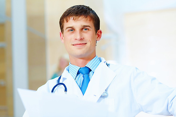 포토 JPG 해외이미지 백인 직업 손 남자 행복 백그라운드 건강 병원 한명 사람 성인 약 의사 가운 자신감 어플리케이션 질병 직원 문서 돌봄 접기 의료성형뷰티 해외202004 우호적 해외포토 서양인 1 옷 감정 컨셉 의학 모션 신체부위 의료진 파일형식