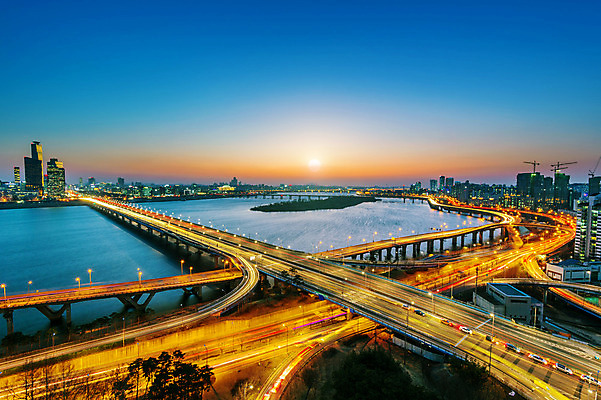 포토 JPG 해외이미지 디자인 외관 아시아 건축양식 하늘 거리 프레임 서울 한국 사람없음 야외 물 파란색 빛 강 도시풍경 반사 항구 황혼 새벽 도시 야간 연결 큼 아치 장면 동쪽 남쪽 빛망울 철강 해외202004 해외포토 자연요소 건축 나라 컬러 교통시설 풍경 일몰 크기 방향 파일형식
