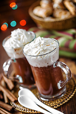 포토 JPG 해외이미지 행복 커피 음료 음식 겨울 유리 탁자 디저트 따뜻함 사람없음 컵 쿠키 초콜릿 머그컵 축하 뜨거움 액체 달콤 코코아 카카오 맛있는 해외202004 해외포토 식기 계절 감정 가구 컨셉 재질 맛 파일형식