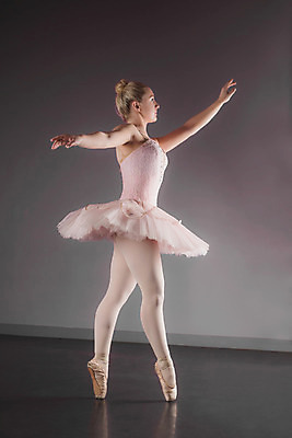 포토 JPG 해외이미지 백인 여자 청소년 실내 한명 서기 10대 춤 우아함 발레 발레리나 발레복 십대여자한명만 해외202004 해외포토 서양인 1 옷 컨셉 모션 문화예술 사람 내부 여자한명만 십대여자만 파일형식