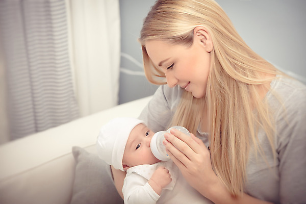 포토 JPG 해외이미지 여자 행복 가족 안기 엄마 사랑 들기 사람 성인 두명 옆모습 부모 방 육아 우유 아기 젖병 먹여주기 돌봄 수유 의료성형뷰티 해외202004 해외포토 감정 뷰포인트 관계 모션 유제품 아기용품 먹기 파일형식