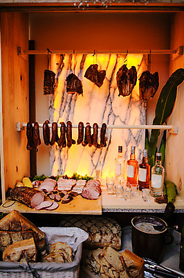 포토 JPG 해외이미지 전통 음식 빵 결혼 탁자 사람없음 케이크 와인 시골 소시지 햄 베이컨 광택 보드카 해외202004 해외포토 가구 디저트 주류 육류 돼지고기 이벤트 가공식품 파일형식