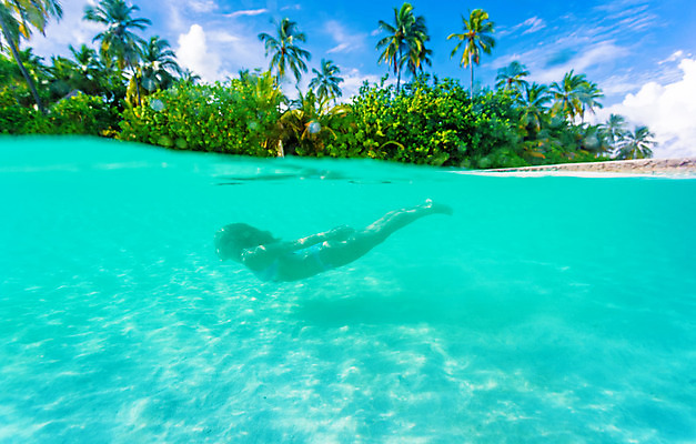포토 JPG 해외이미지 백인 여자 행복 바다 섬 여행 자연 휴가 휴식 한명 사람 성인 야외 물 여름 파란색 수중 수영 만 투명 아래 휴양지 다이빙 수영선수 석호 몰디브 이국적 터키석 해외202004 해외포토 자연요소 서양인 1 계절 감정 아시아 컬러 컨셉 운동선수 장소 수상스포츠 보석 방향 생태계 위치 수중스포츠 파일형식