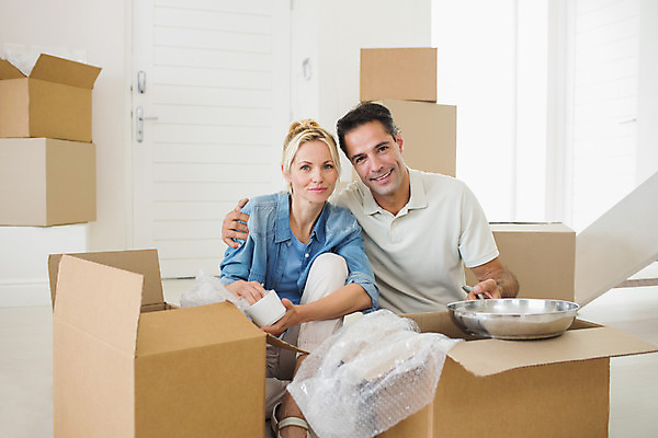 포토 JPG 해외이미지 백인 라이프스타일 커플 응시 여자 남자 행복 40대 중년 모션 휴식 새로움 아파트 주택 함께함 실내 앉기 성인 두명 30대 상자 기구 플랫 긍정 짐싸기 판지 해외202004 해외포토 서양인 시선 감정 컨셉 관계 사람 내부 건물 생활 장년 파일형식