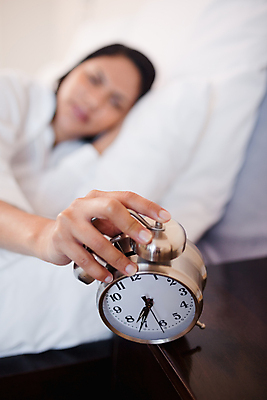 포토 JPG 해외이미지 여자 시계 베개 아침 휴식 주택 실내 피곤 한명 20대 눕기 침실 잠옷 자명종 침대 시간 잠 해외202004 해외포토 주간 1 옷 가구 컨셉 침구 모션 사람 청년 내부 건물 알람 파일형식