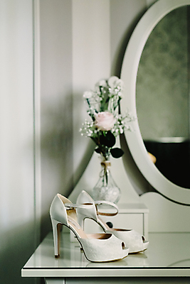 포토 JPG 해외이미지 구두 신발 실내 사람없음 하이힐 오브젝트 화장대 해외202004 해외포토 가구 내부 여성화 파일형식