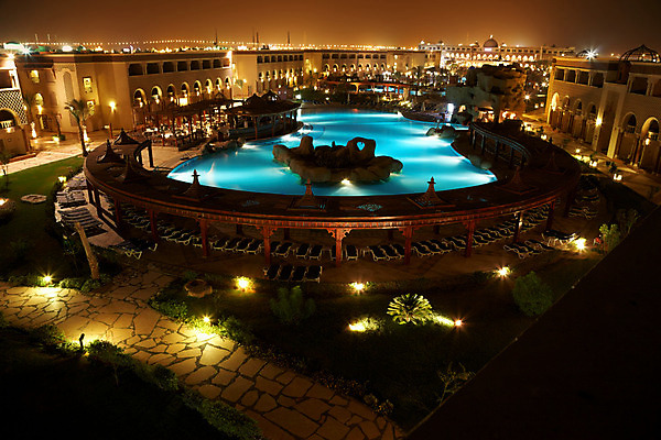 포토 JPG 해외이미지 나무 라이프스타일 외관 섬 여행 의자 우산 건축양식 호텔 휴가 휴식 전등 조명 수영장 손바닥 사람없음 야외 건물 가로 물 파란색 반사 여행객 정원 수영 침묵 황혼 일몰 새벽 장비 고급 야간 휴양지 양산 장면 빛망울 터키석 해외202004 해외포토 자연요소 식물 건축물 손 건축 컬러 가구 컨셉 숙소 사람 생활 빛 노을 소리 장소 수상스포츠 보석 파일형식