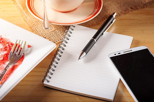 포토 JPG 해외이미지 디자인 종이 커피 음료 백그라운드 아이디어 사람없음 스마트폰 펜 다이어리 공책 공백 카페 복고 페이지 해외202004 해외포토 컨셉 문구용품 핸드폰 스마트기기 필기구 상점 사무용품 파일형식