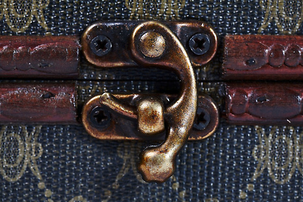 포토 JPG 해외이미지 가방 자물쇠 안전 사람없음 목재 장식 상자 갈색 금속 여행가방 골동품 뚜껑 잡기 화려 재산 황금 우아함 신비 나무상자 컨테이너 비밀 부식 복고 잠금 보안 객실 수납 해적 보물 발견 구식 궤 놋쇠 옛날 특별함 해외202004 해외포토 나무 잡화 산업 컬러 컨셉 재료 모션 재질 금융 도둑 파일형식