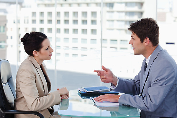 포토 JPG 해외이미지 백인 여자 남자 앉기 손짓 상반신 성인 두명 사무실 마주보기 비즈니스맨 비즈니스우먼 자신감 면접 지원 성인만 해외202004 해외포토 서양인 감정 비즈니스 모션 사람 직장인 파일형식