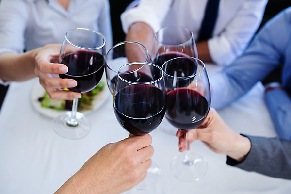 포토 JPG 해외이미지 백인 손 여자 남자 음료 40대 중년 와인잔 비즈니스 성공 함께함 실내 여러명 20대 성인 30대 파티 식당 와인 축하 알코올 직장인 동료 건배 축배 해외202004 해외포토 서양인 직업 다수 컨셉 술잔 관계 주류 사람 이벤트 청년 내부 신체부위 장년 상점 파일형식