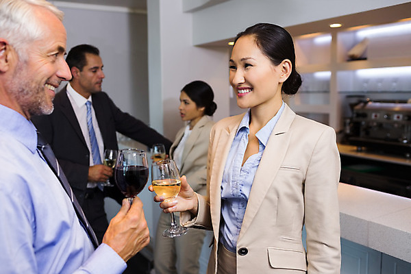 포토 JPG 해외이미지 백인 여자 남자 행복 음료 40대 중년 50대 와인잔 유리 직장 함께함 실내 동양인 여러명 20대 성인 30대 사무실 와인 축하 알코올 직장인 비즈니스맨 비즈니스우먼 고급 우아함 레드와인 화이트와인 동료 직원 축배 해외202004 해외포토 서양인 직업 감정 다수 컨셉 술잔 회사 비즈니스 관계 재질 주류 사람 인종 청년 내부 장년 파일형식