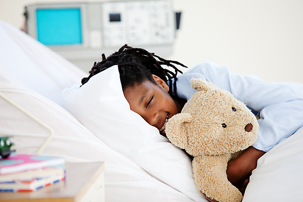 포토 JPG 해외이미지 남자 어린이 안기 실내 건강 병원 한명 사람 소년 상반신 옆모습 10대 눕기 곰인형 질병 간호 의료성형뷰티 소년한명만 해외202004 해외포토 1 인형 뷰포인트 의학 모션 청소년 내부 남자한명만 소년만 파일형식