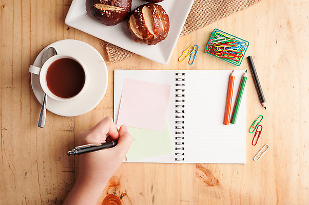 포토 JPG 해외이미지 손 종이 커피 백그라운드 아이디어 신체부위 연필 펜 다이어리 공책 공백 잡기 작업 클립 페이지 브레첼 해외202004 해외포토 음료 컨셉 모션 문구용품 학용품 디저트 사람 필기구 사무용품 파일형식