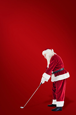 포토 JPG 해외이미지 전신 노년 남자 크리스마스 골프 한명 옆모습 빨간색 산타클로스 골프채 노인남자한명만 해외202004 해외포토 1 기념일 뷰포인트 컬러 골프용품 사람 성인 구기 남자한명만 노인남자만 파일형식