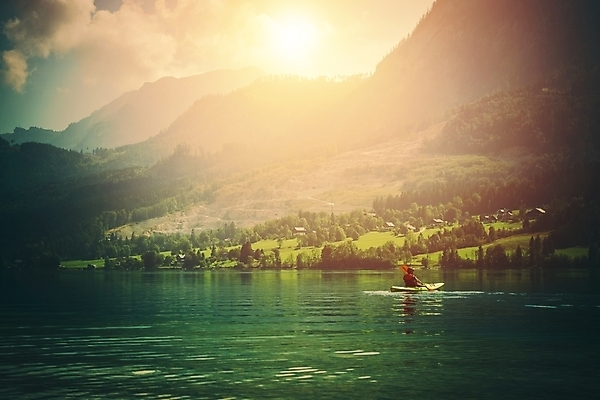 포토 JPG 해외이미지 백인 남자 호수 스포츠 여행 모션 휴가 산 사람없음 야외 가로 물 일몰 수상스포츠 보트 오스트리아 카누 카약 뱃놀이 해외202004 해외포토 자연요소 서양인 유럽 배_교통 사람 노을 전통놀이 파일형식