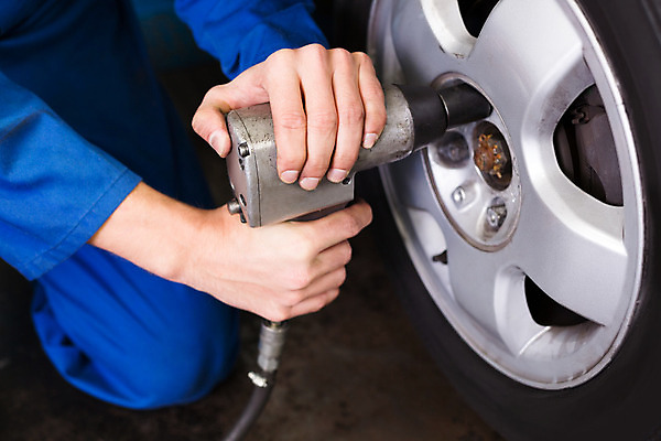 포토 JPG 해외이미지 직업 자동차 노동자 실내 작업복 사람없음 파란색 잡기 바퀴 작업실 기술자 서비스 타이어 정비공 정비소 차고 해외202004 해외포토 옷 육상교통 컬러 모션 내부 파일형식