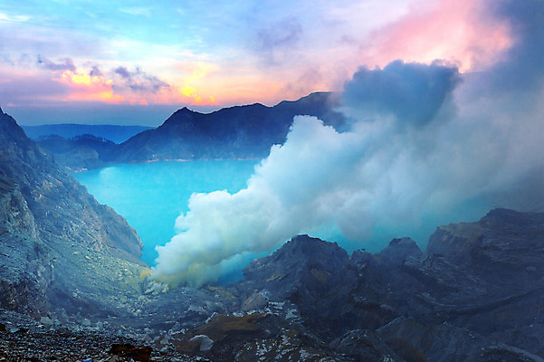 포토 JPG 해외이미지 구름 호수 포즈 자연 노동자 산 사람 풍경 사람없음 파란색 노란색 탐험 안개 뜨거움 연기 수증기 위험 화산 냄새 인도네시아 분화구 가스 매연 동쪽 광부 골절 신맛 유황 철강 해외202004 해외포토 자연요소 직업 아시아 컬러 컨셉 의학 날씨 환경오염 맛 방향 생태계 파일형식