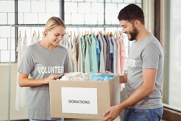포토 JPG 해외이미지 백인 응시 옷 여자 남자 행복 함께함 서기 20대 성인 두명 30대 상자 봉사 도움 복지 동료 기부 참여 자선단체 해외202004 해외포토 서양인 시선 감정 컨셉 관계 모션 사람 청년 장년 그룹 사회이슈 자선 파일형식