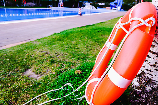 포토 JPG 해외이미지 밧줄 백그라운드 컨셉 호텔 휴가 수영장 경비 안전 사람없음 빨간색 물 반사 수영 활발 긴급 반지 도움 구출 위험 사건 휴양지 예방 보안 부표 보험 sos 구명용품 안전요원 재앙 생존 카피스페이스 해외202004 해외포토 자연요소 줄 컬러 장신구 숙소 공백 장소 수상스포츠 보호 안전장비 구조요청 파일형식