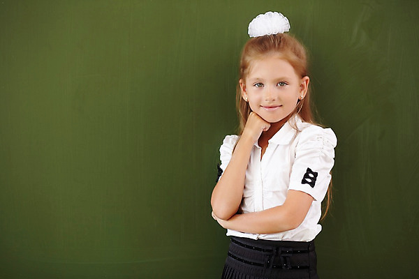 포토 JPG 해외이미지 백인 학생 여학생 여자 교육 어린이 교실 학교 수업 실내 한명 서기 미소 사람 책 초록색 칠판 수학 분필 소녀한명만 해외202004 해외포토 서양인 1 컬러 교과목 모션 표정 내부 초크 여자한명만 소녀만 파일형식