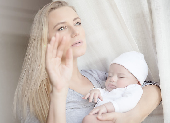 포토 JPG 해외이미지 백인 응시 여자 창문 가족 안기 엄마 실내 사랑 서기 사람 상반신 성인 두명 앞모습 옆모습 부모 육아 아기 잠 창가 돌봄 손짚기 해외202004 해외포토 서양인 시선 감정 뷰포인트 관계 모션 손짓 내부 파일형식