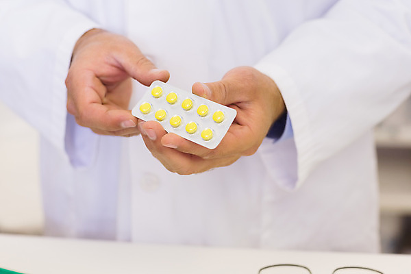 포토 JPG 해외이미지 손 실내 신체부위 약 약국 처방 조제 약사 의료성형뷰티 해외202004 해외포토 의학 사람 내부 만들기 파일형식